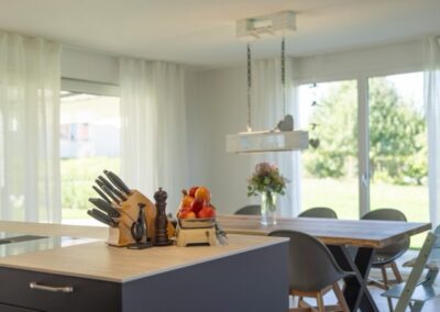 Küche mit Kochinsel und Essbereich im Einfamilienhaus im Steinhof, Aeschi